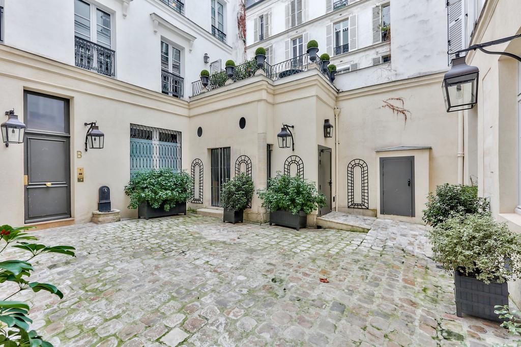 Love Nest In Saint Germain Париж Екстериор снимка